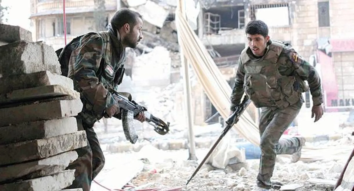 عناصر من الجيش النظامي باتوا يسعون إلى تجنب  جبهات القتال المشتعلة ضد المعارضة المسلحة (رويترز)