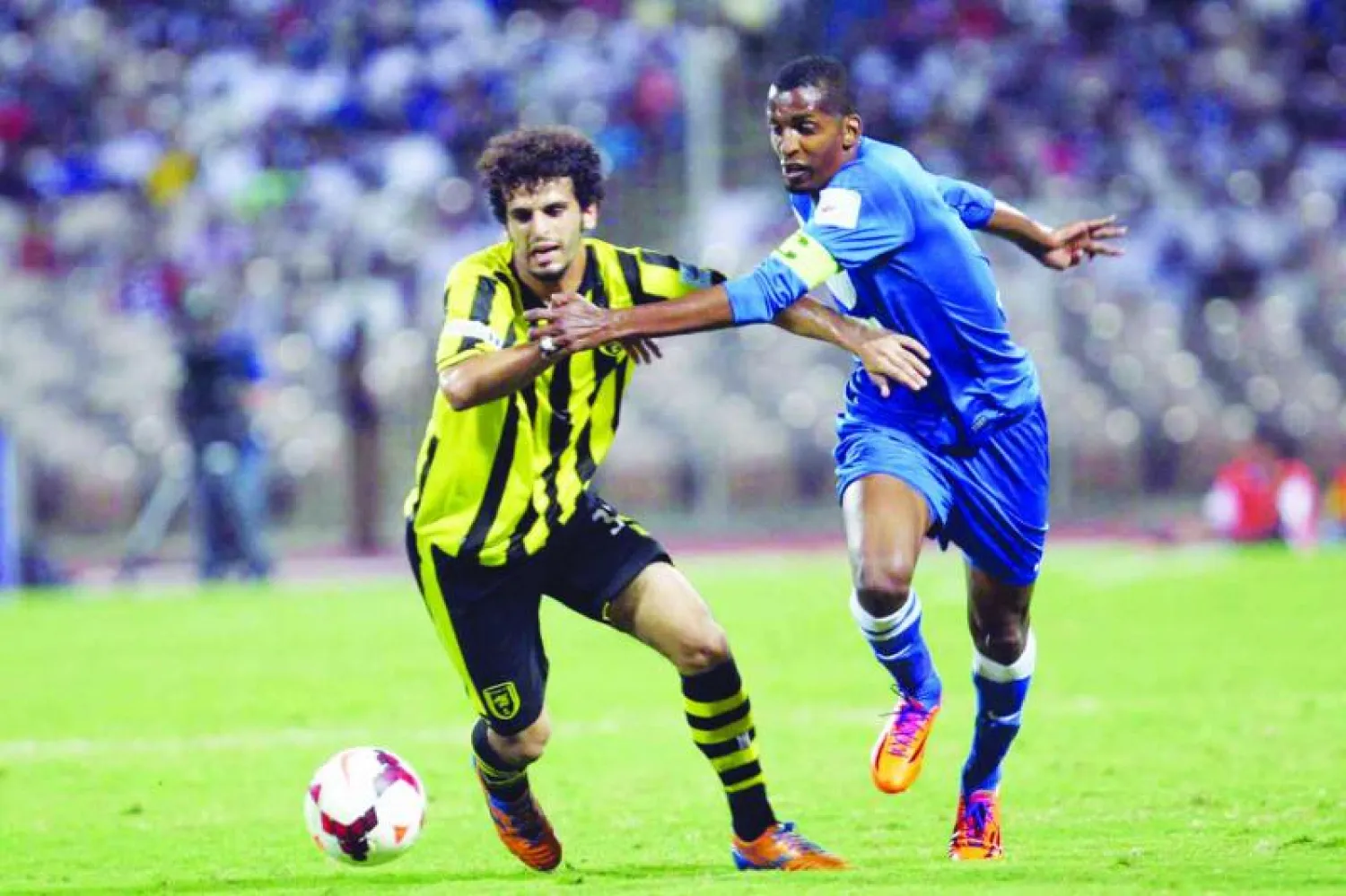 صراع على الكرة بين عبدالله الزوري من الهلال ومحمد العمري من الاتحاد في المباراة التي انتهت بالتعادل 2/2 (تصوير: عبد الله بازهير)
