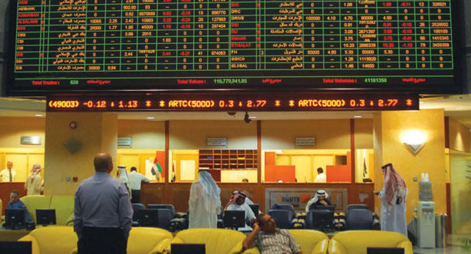 متعاملون في بورصة أبوظبي. (أ.ف.ب)