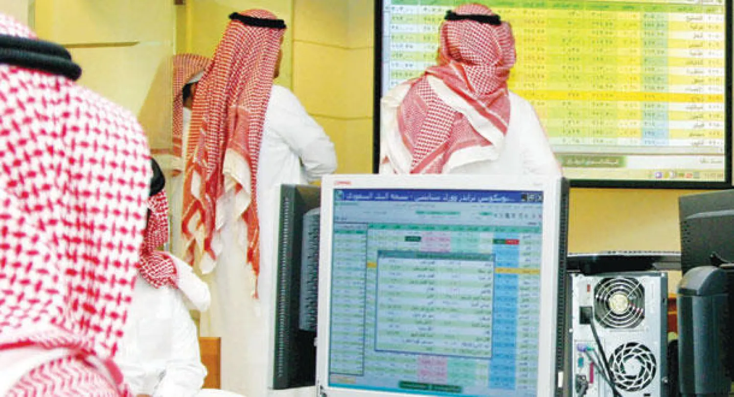 عدد من المتداولين في سوق الأسهم السعودية {الشرق الأوسط}