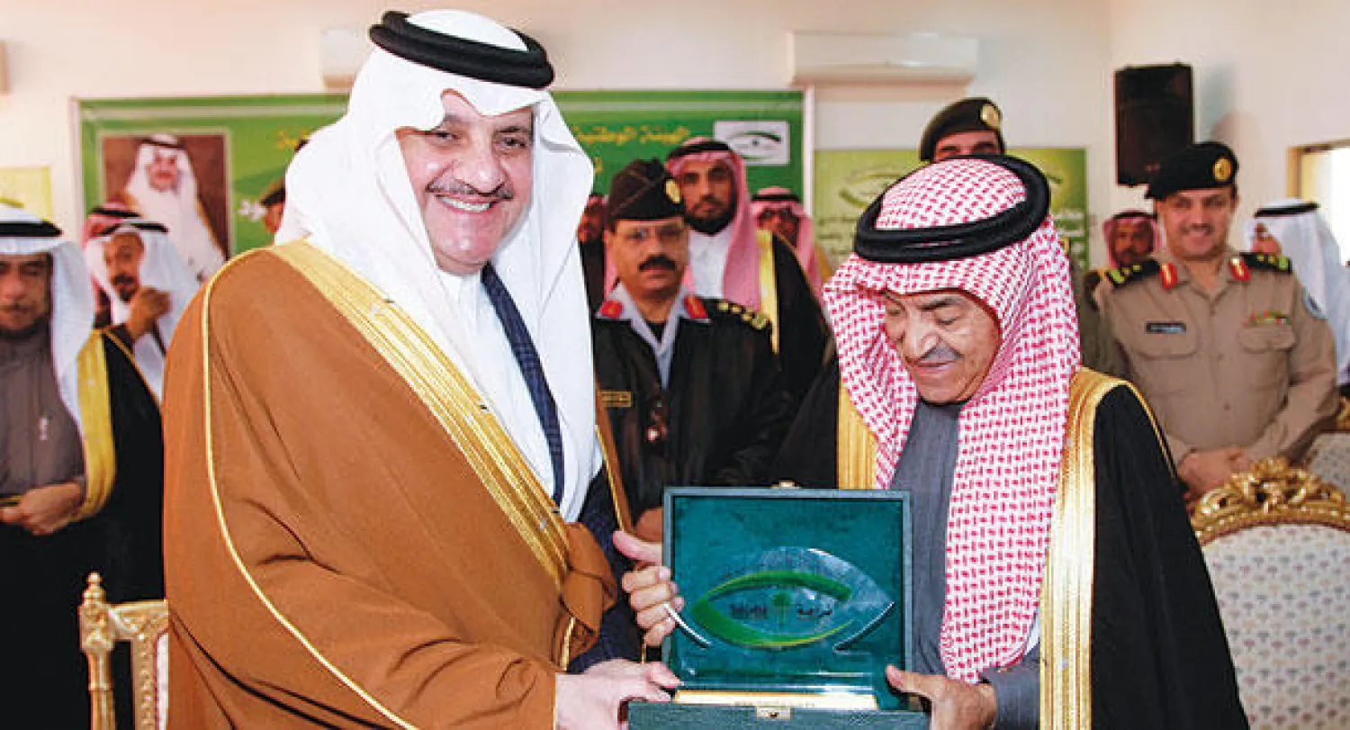 الأمير سعود بن نايف ومحمد الشريف لدى تدشين فرع {نزاهة} في المنطقة الشرقية أمس (واس)