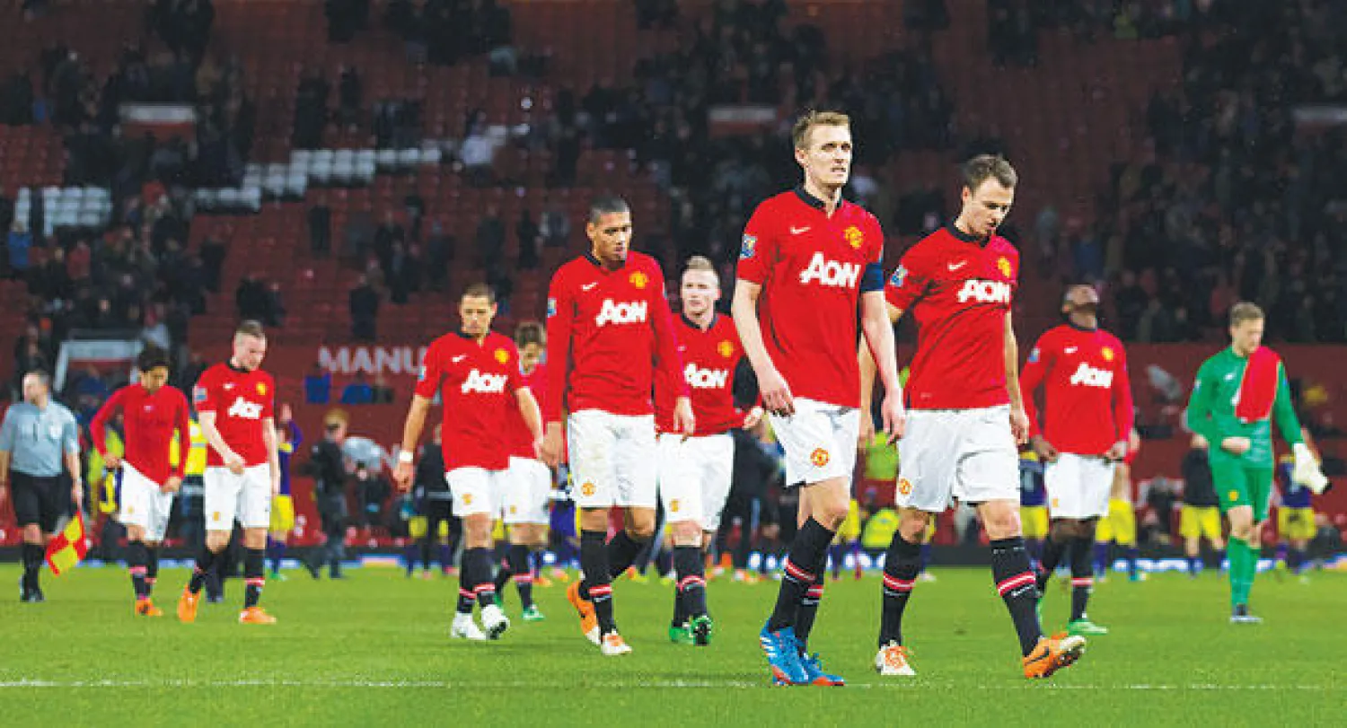 لاعبو يونايتد وخيبة الأمل على وجوههم في مشهد تكرر كثيرا هذا الموسم (أ.ب)