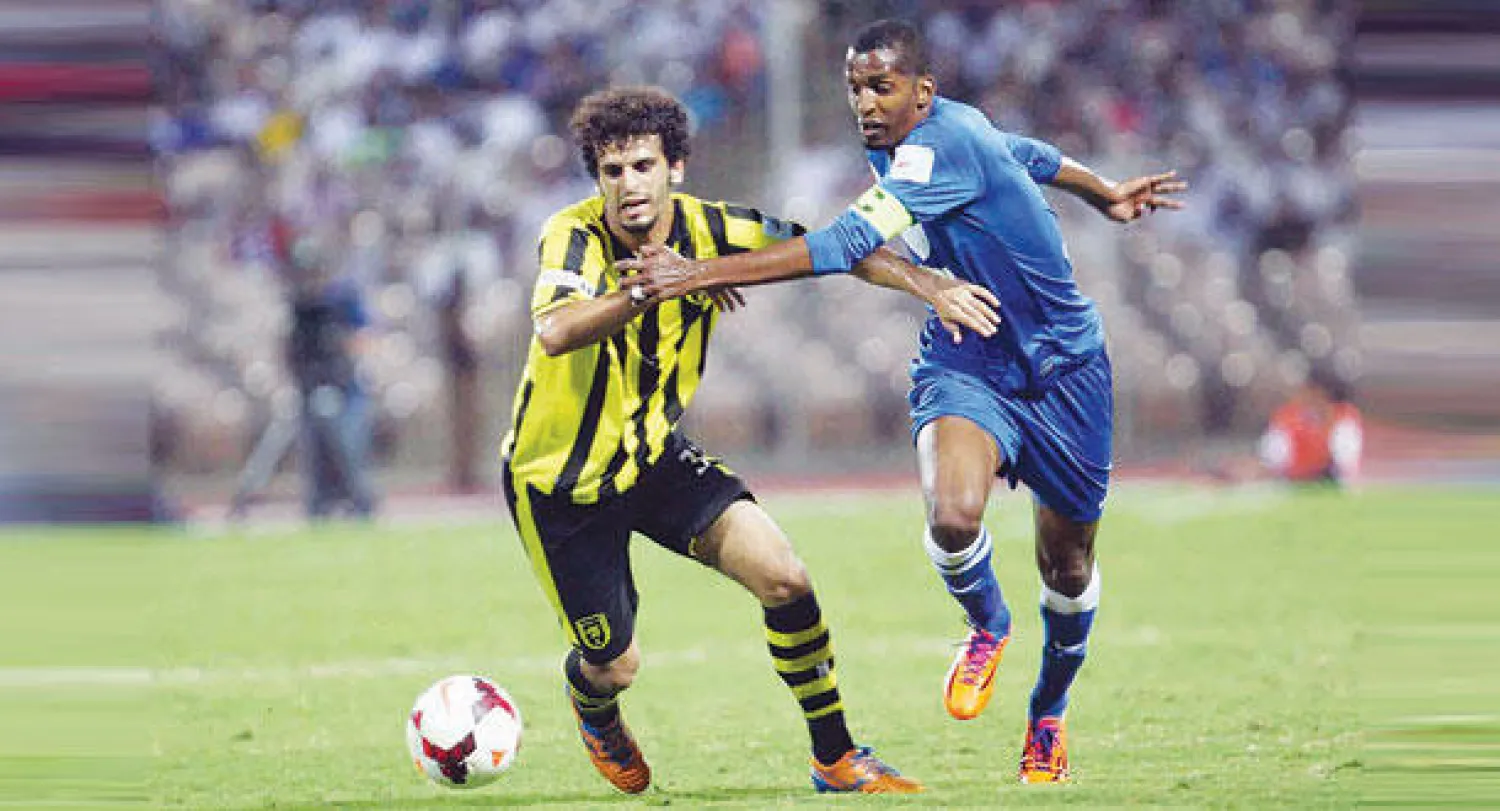 صراع على الكرة بين عبدالله الزوري من الهلال ومحمد العمري من الاتحاد في المباراة التي انتهت بالتعادل 2/2 (تصوير: عبد الله بازهير)