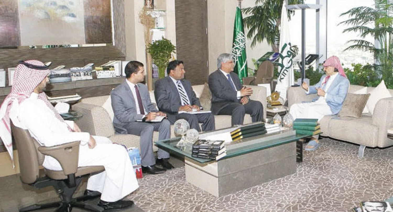 الأمير الوليد خلال اجتماعه مع السفير الهندي لدى المملكة