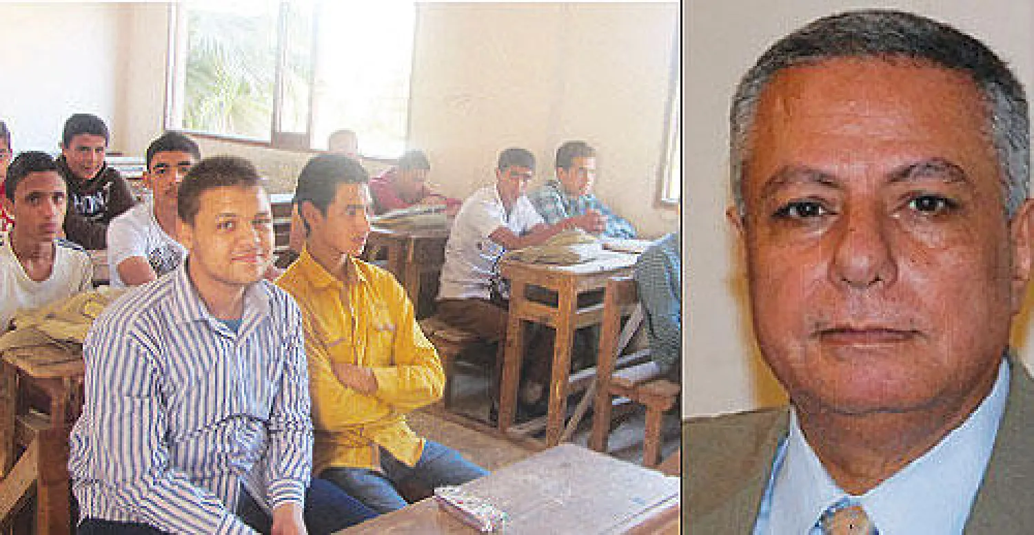 د. محمود أبو النصر و طلاب في إحدى المدارس الإعدادية (المتوسطة) بشرق القاهرة («الشرق الأوسط»)