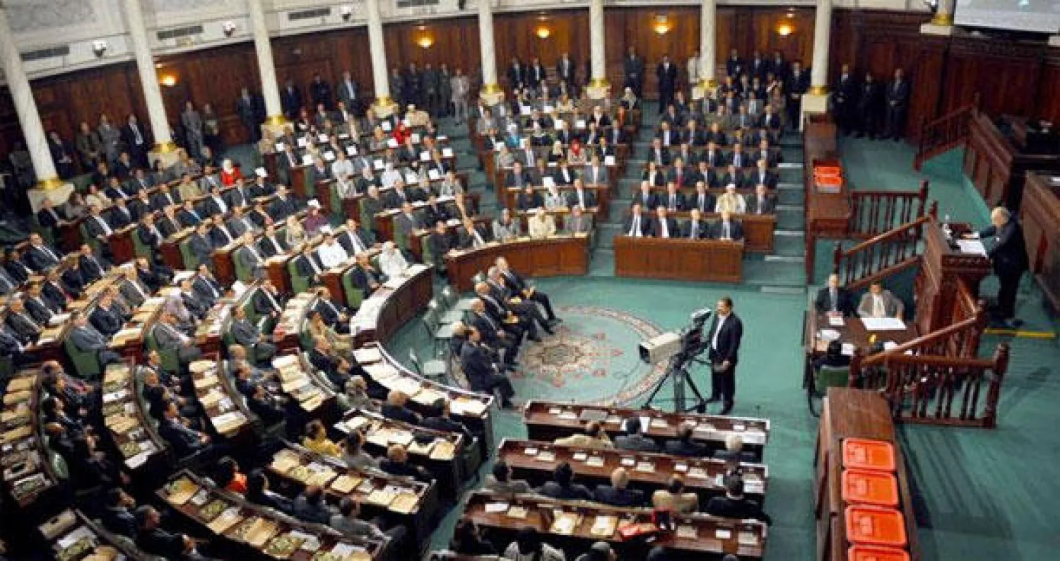 رئيس الوزراء التونسي علي العريض أثناء توجهه نحو قصر الرئاسة بقرطاج لتقديم استقالته لرئيس الجمهورية محمد المنصف (أ.ف.ب)