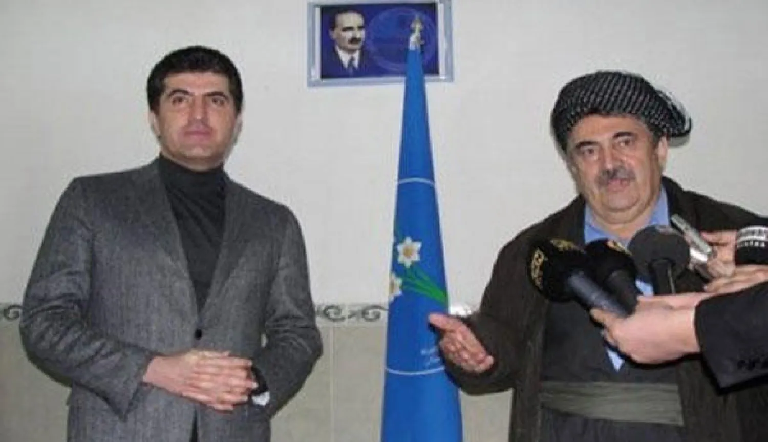 ارشيفية لمحمد الحاج محمود سكرتير عام الحزب الاشتراكي (يمين) و بارزاني