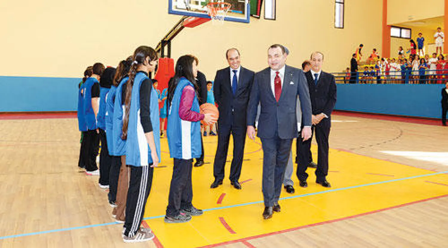 العاهل المغربي لدى اطلاقه مشروعاً رياضياً في مراكش أمس (ماب)