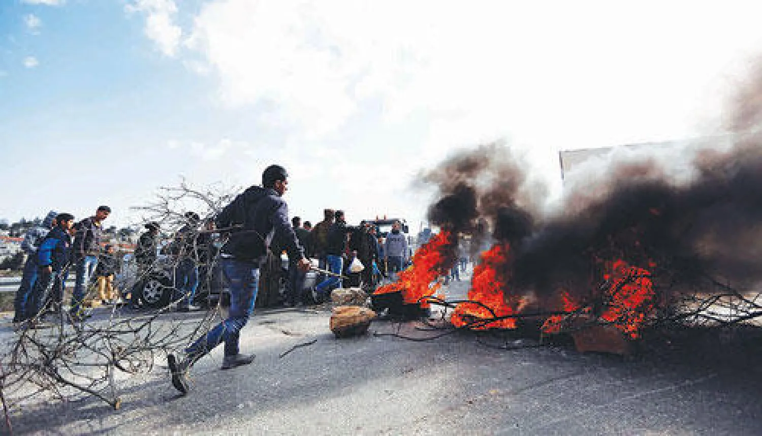 جانب من احتجاجات الفلسطينيين في الجلزون أمس (رويترز)