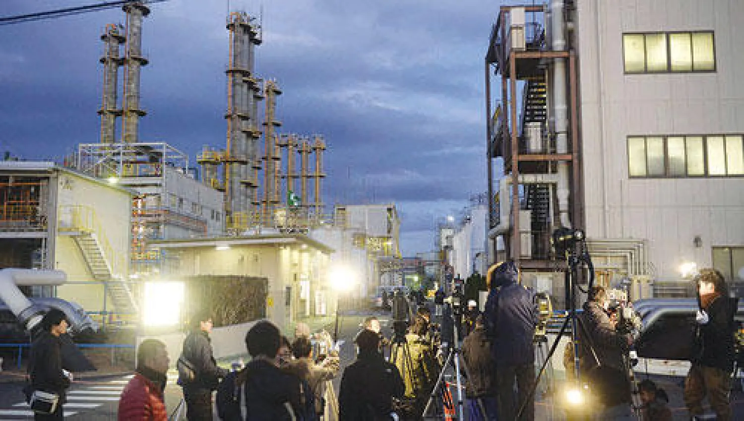 صحافيون يتجمعون أمام المصنع الذي شهد انفجارا في منطقة ميي بوسط اليابان أمس (أ.ب)