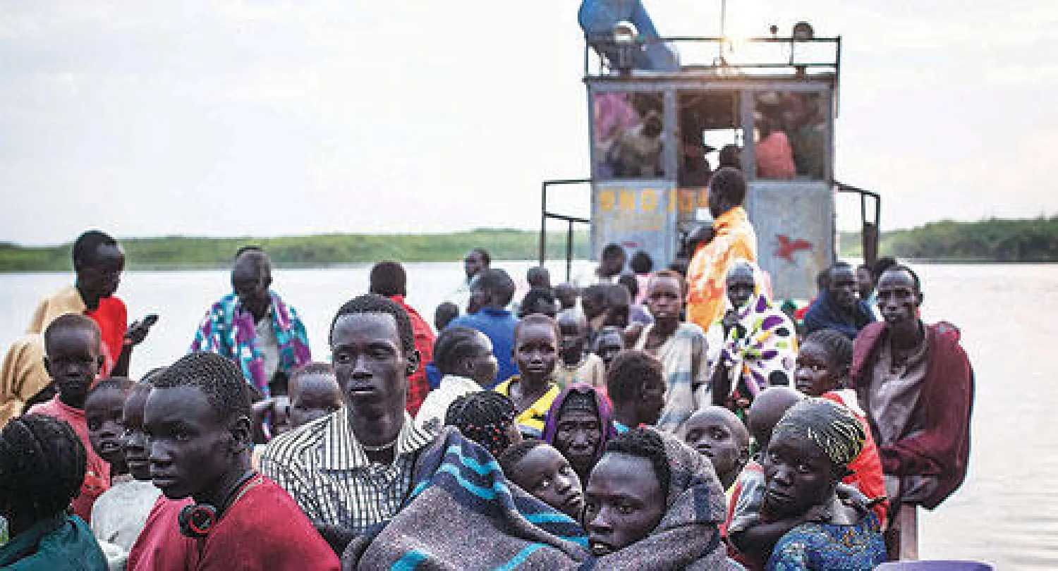 مواطنون فارون من المعارك التي تجددت بين القوات الحكومية والمتمردين في مدينة بور في جنوب السودان أمس (أ.ف.ب)