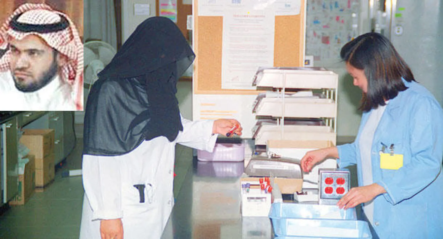 تزخر مستشفيات الصحة النفسية باهتمام ورعاية للنساء والرجال على حد سواء (تصوير: خالد الخميس)  وفي الاطار د. عبد الرحيم الحبيب