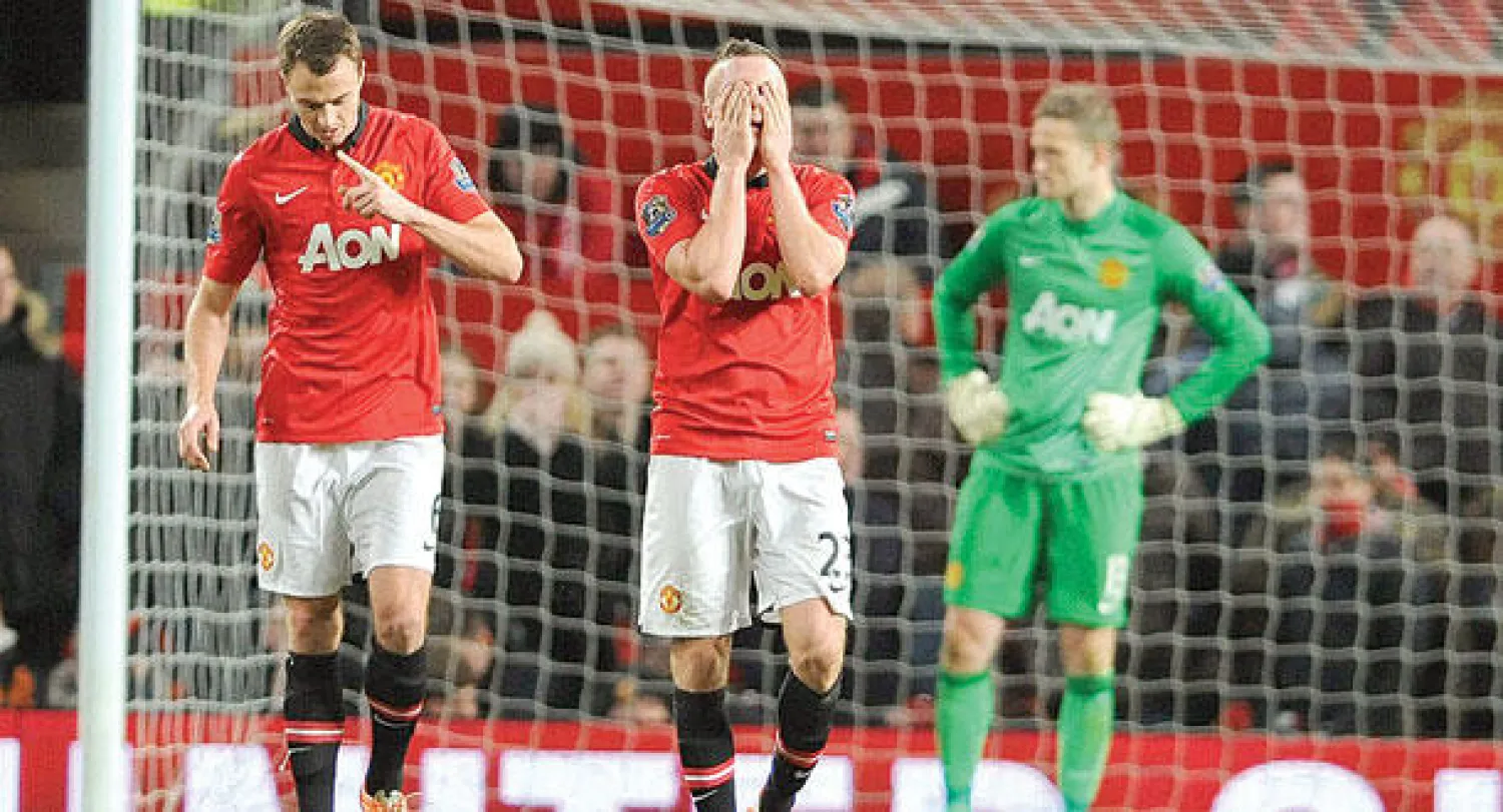 لاعبو مانشستر يونايتد بعد الهزيمة أمام سوانزي في كأس إنجلترا الأسبوع الماضي (إ.ب.أ) 