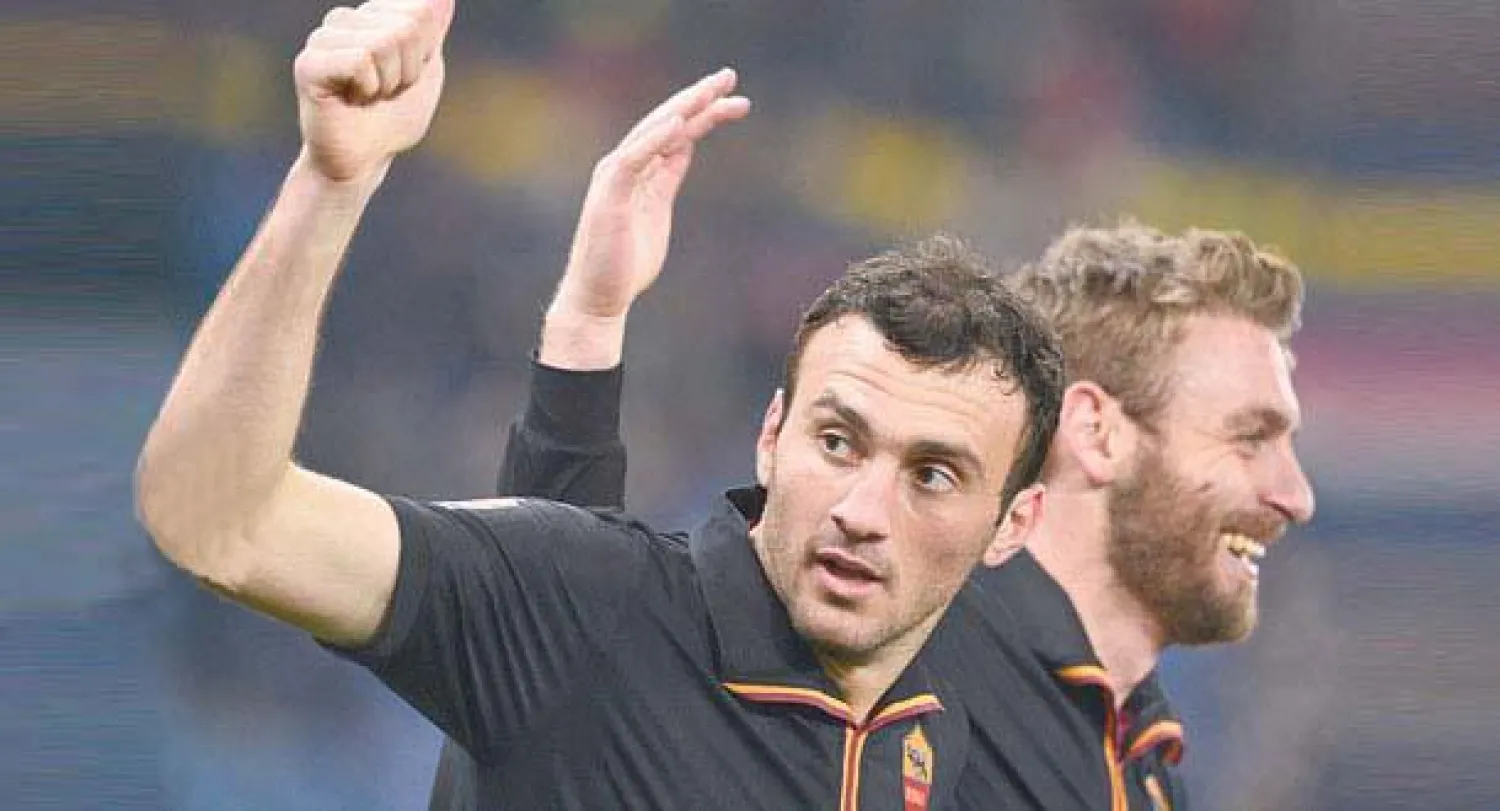 لاعب روما توروسيديس يحتفل مع دانييلي دي روسي بهدف الفوز على سامبدوريا (أ.ب)