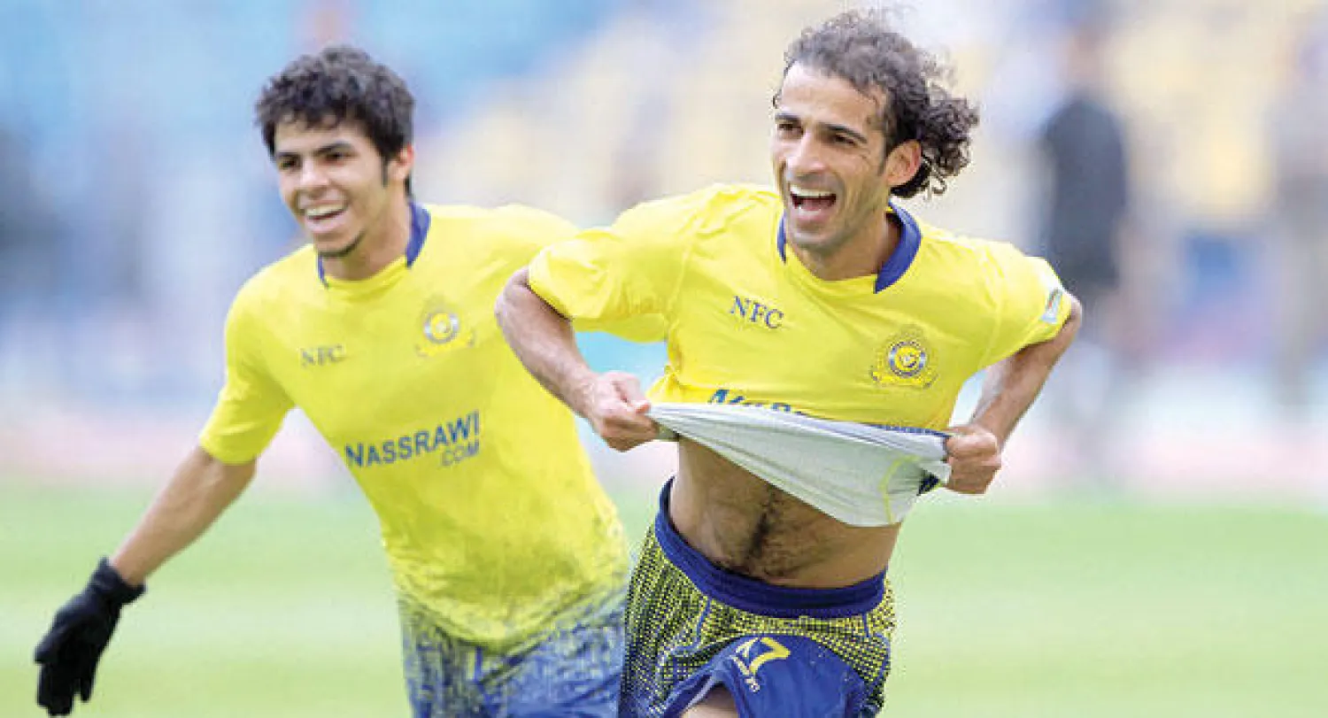 العماني عماد الحوسني لاعب النصر يحتفل بهدفه في مرمى الرائد (تصوير: عبد العزيز النومان)