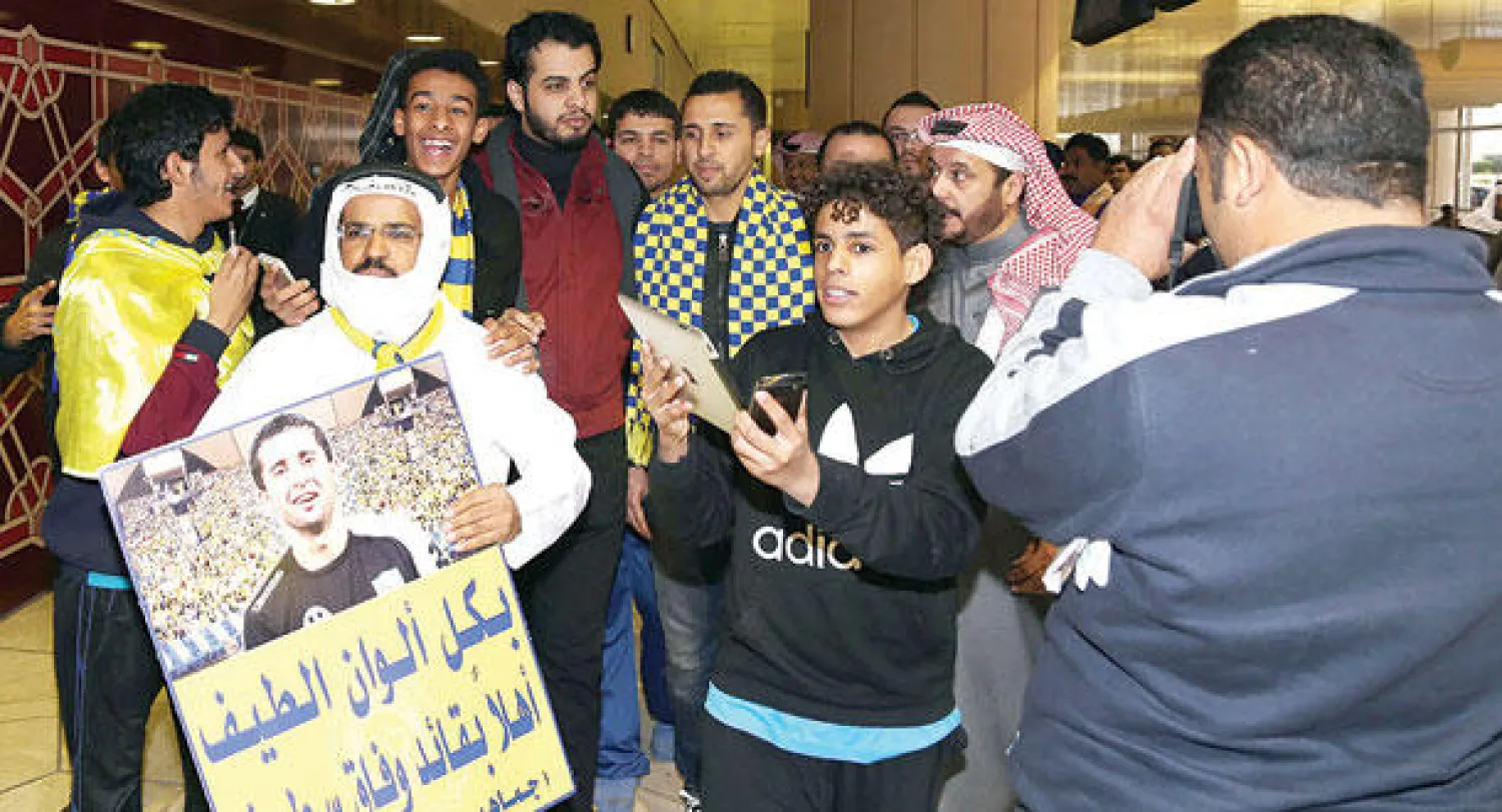 أبو سبعان لاعب الاتحاد يحاول قطع الكرة من لاعب الهلال سالم الدوسري خلال مباراة الفريقين أمس الأول (تصوير: عدنان مهدلي)