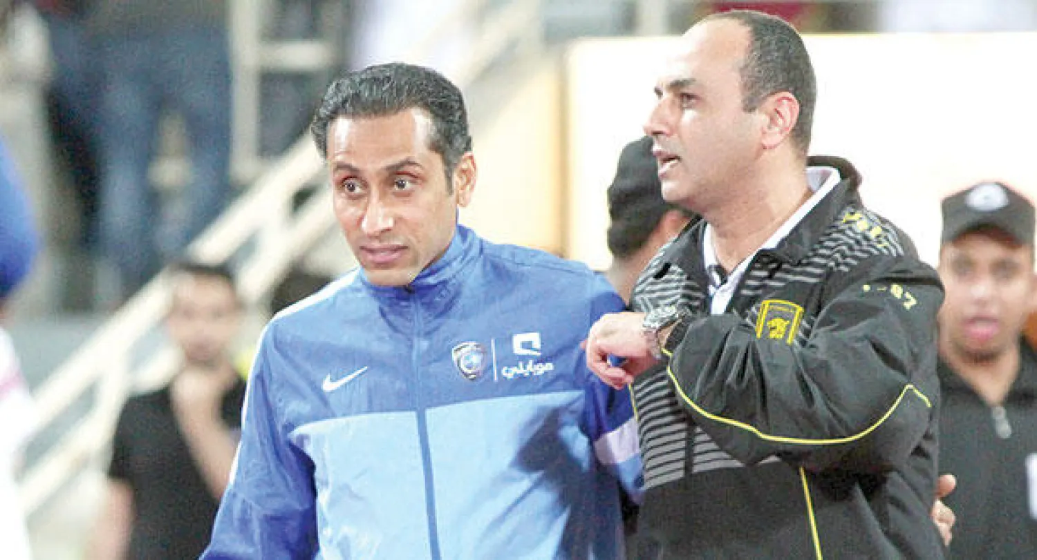 سامي الجابر مدرب الهلال مع المصري عمرو أنور مدرب الاتحاد قبل مواجهة الفريقين أول من أمس  (تصوير: عدنان مهدلي)