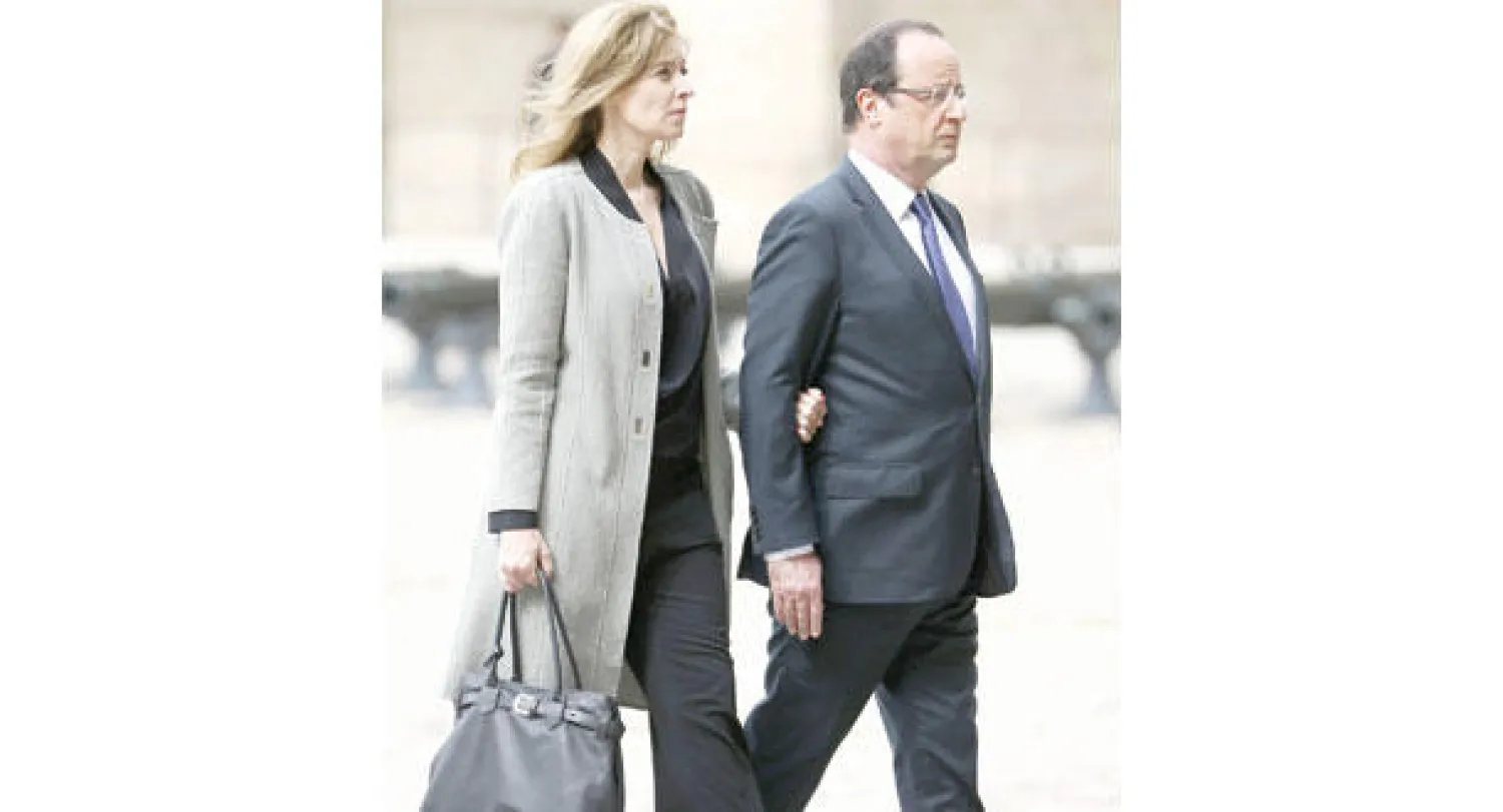 مع شريكة حياته الصحافية فاليري تريرفيلر (أ.ب)