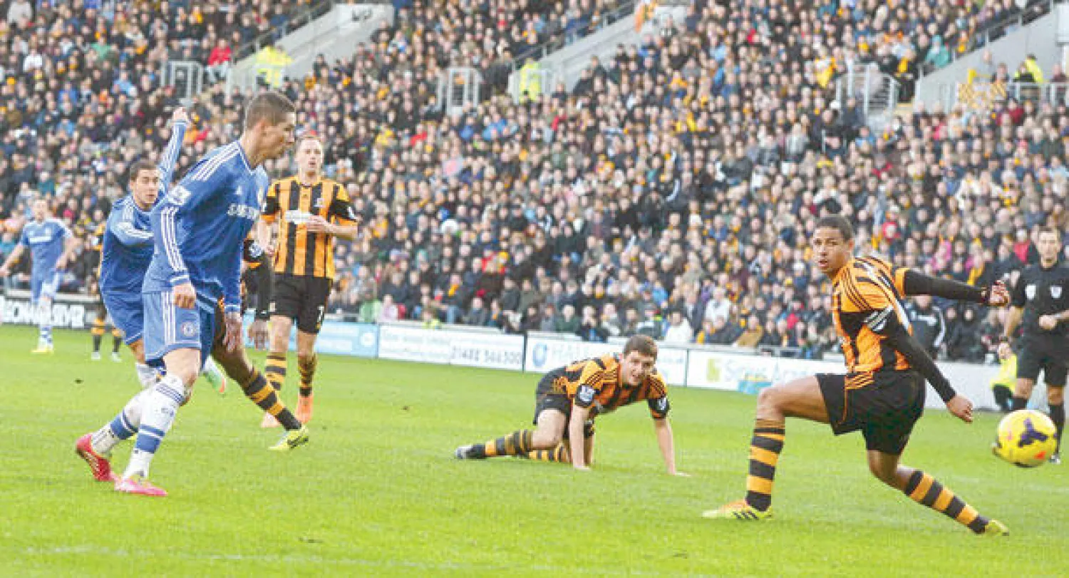 هزارد (يسار) يفتتح أهداف تشيلسي (رويترز)