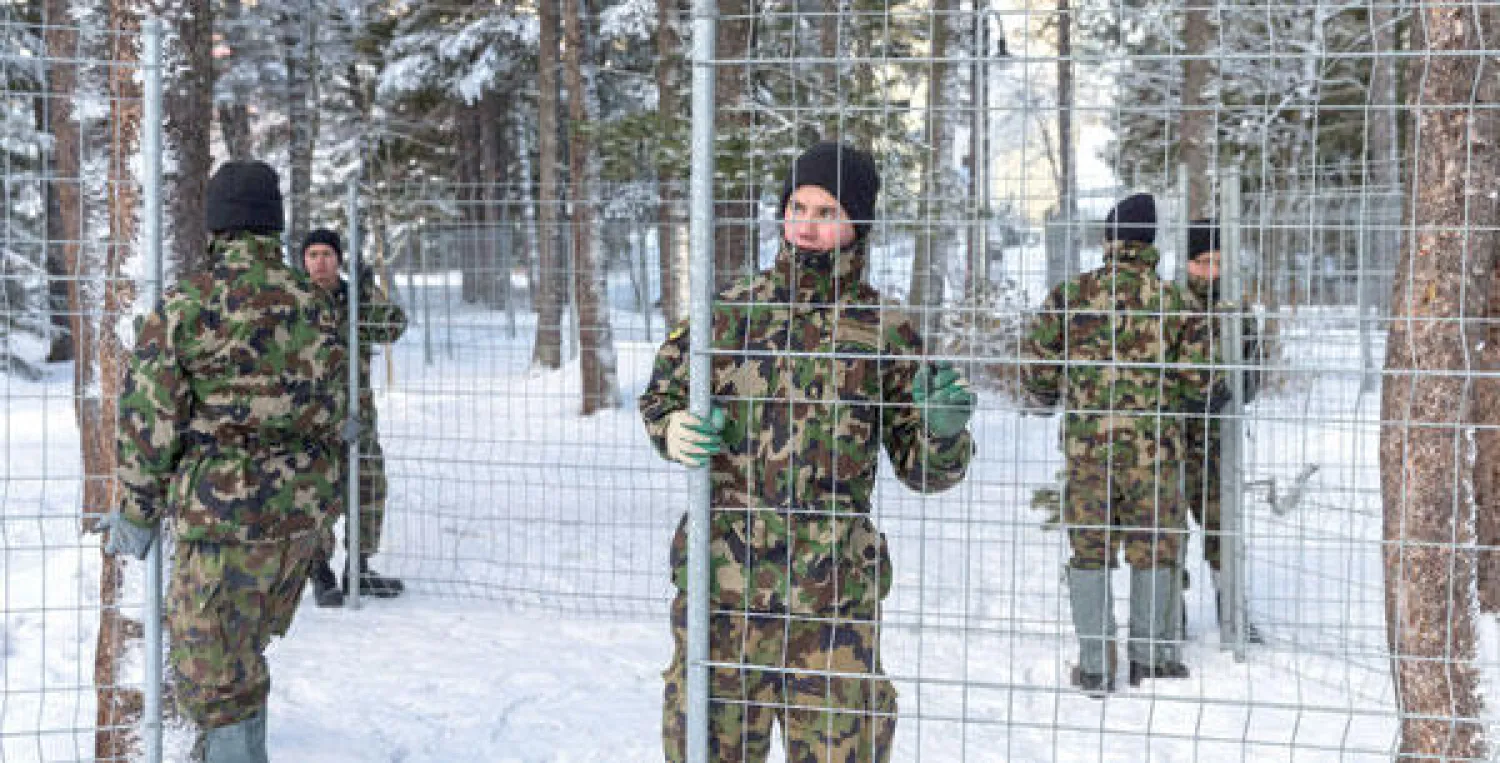 عناصر من الأمن السويسري يثبتون حواحز لحماية مقر المنتدى الأقتصادي العالمي المزمع عقده في دافوس هذا الشهر (أ.ب)