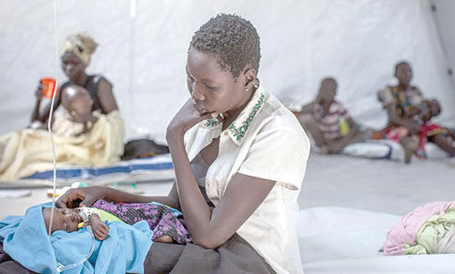 أمراة من جنوب السودان مع طفلها الذي يتلقى العلاج في  عيادة لمنظمة أطباء بلا حدود في مدينة مينكامان جنوب بور (أ.ف.ب)