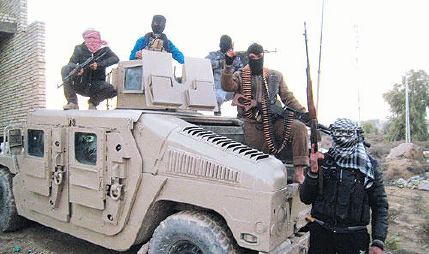 مسلحون من السنة يسيطرون على آلية عسكرية تركها الجيش العراقي في الفلوجة أمس(رويترز)