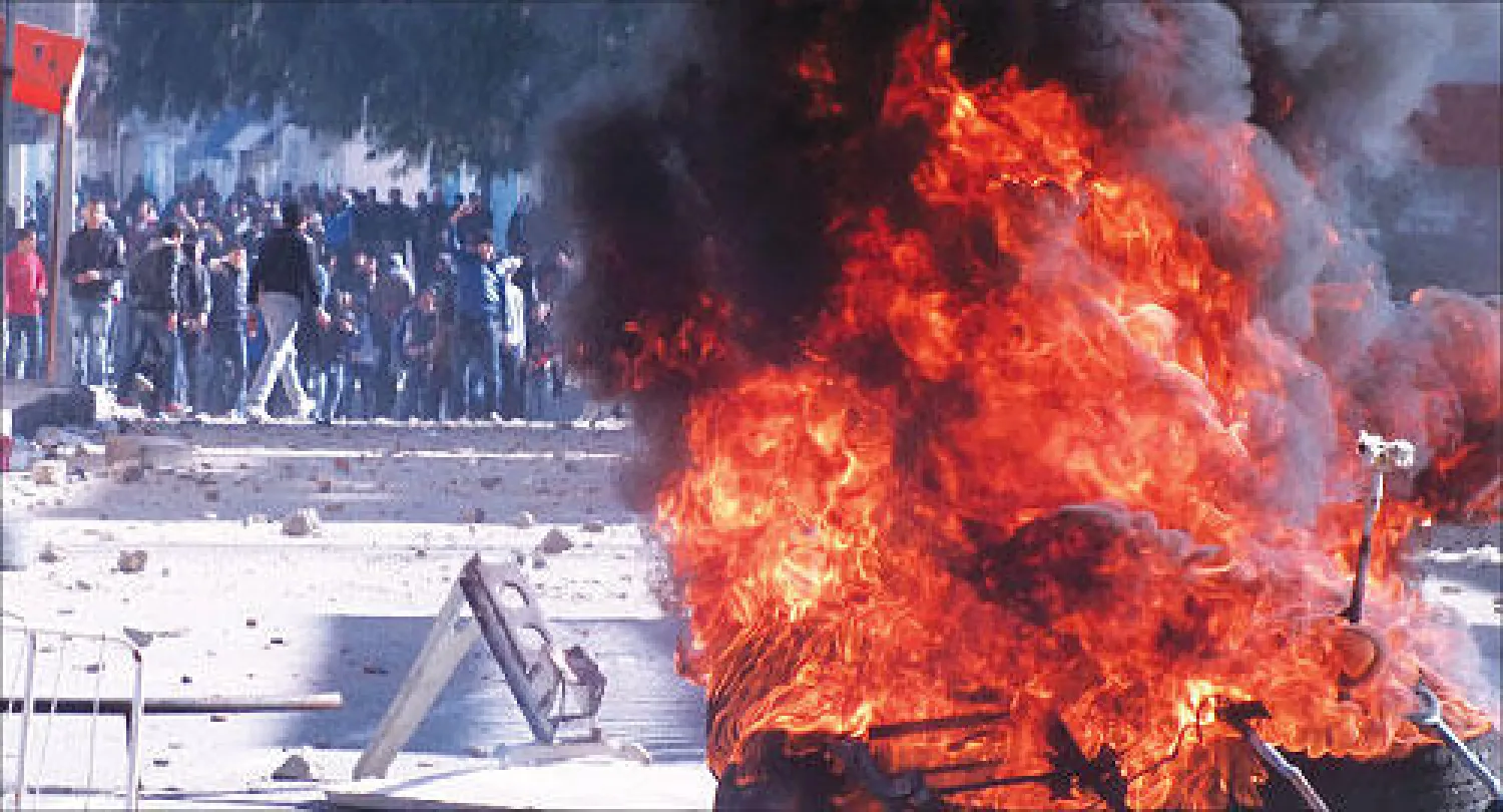 نيران أضرمها تونسيون في مدينة القصرين التونسية احتجاجا على الأوضاع الاجتماعية المتردية أول من أمس (رويترز)