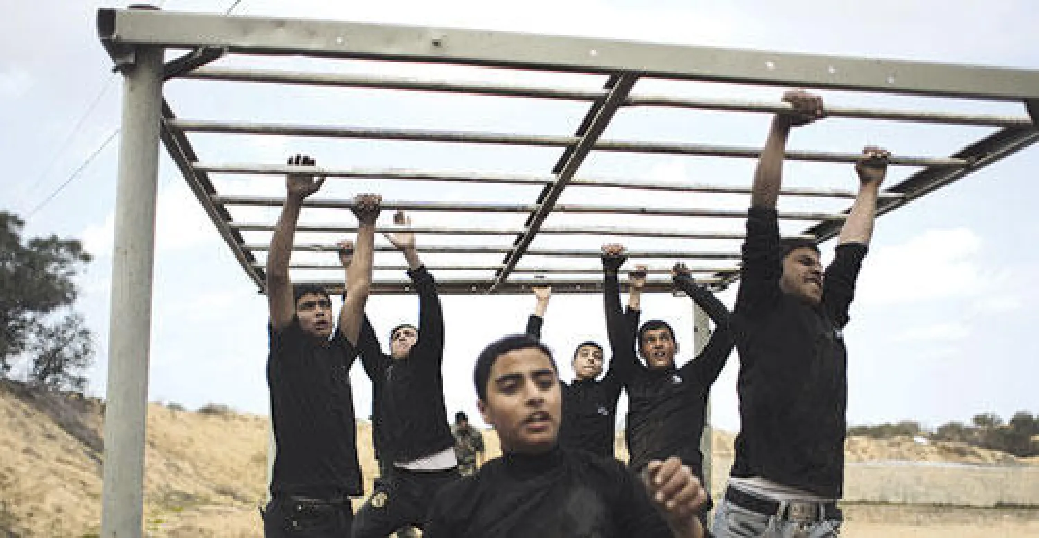 طلاب فلسطينيون يشاركون في تدريبات نظمتها حركة حماس في مدينة رفح بقطاع غزة أمس (أ.ف.ب)