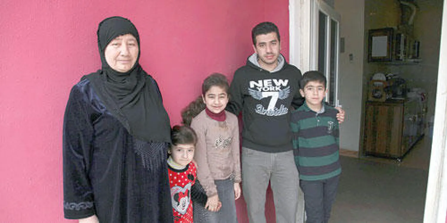 أفراد عائلة نازحة من الفلوجة في أربيل أمس (رويترز)