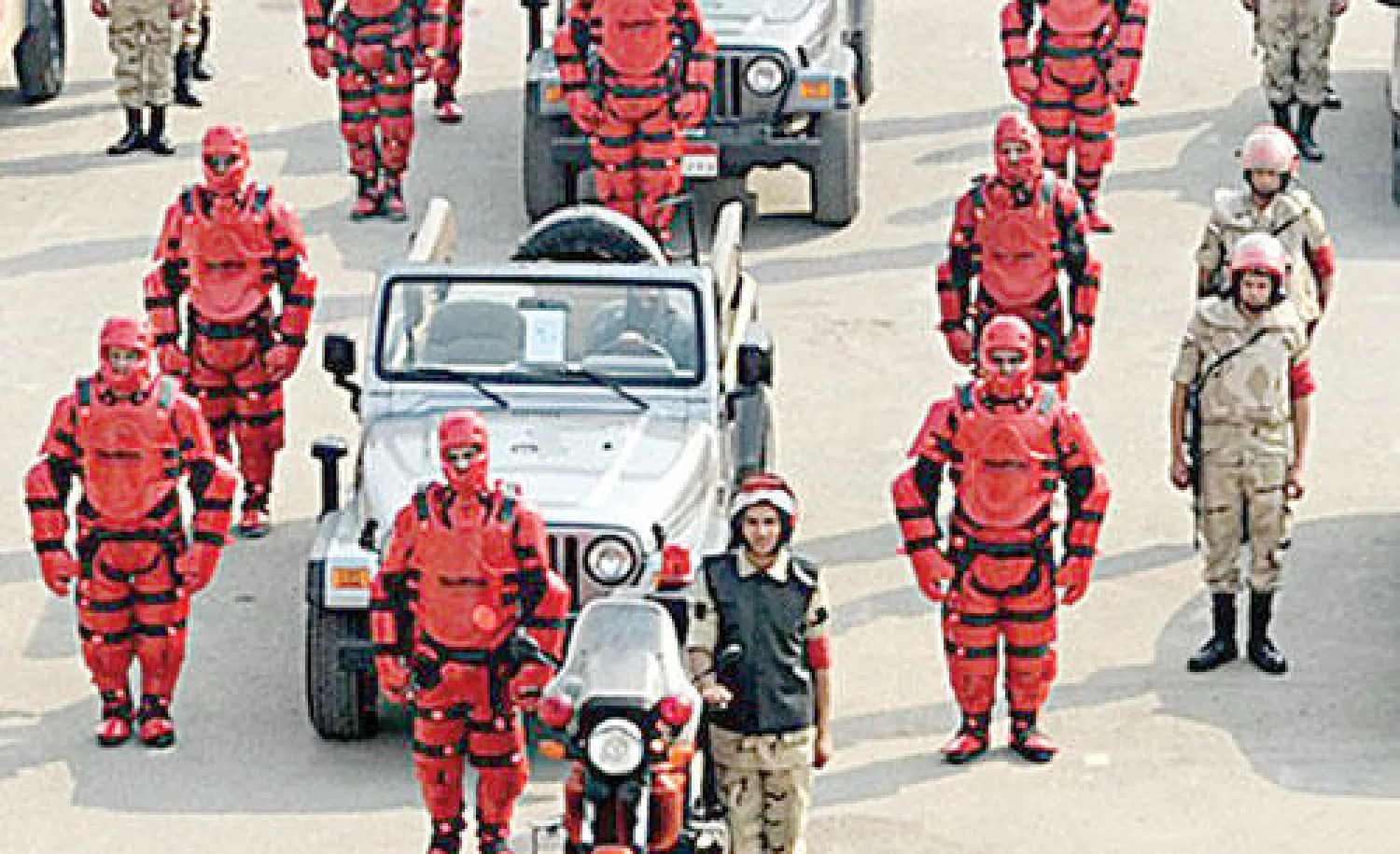 صورة وزعتها القوات المسلحة المصرية لجنود يرتدون ملابس حمراء ستكون مهمتهم تأمين الاستفتاء على الدستور الجديد خلال يومي 14 و 15 الحالي (إ.ب.أ)