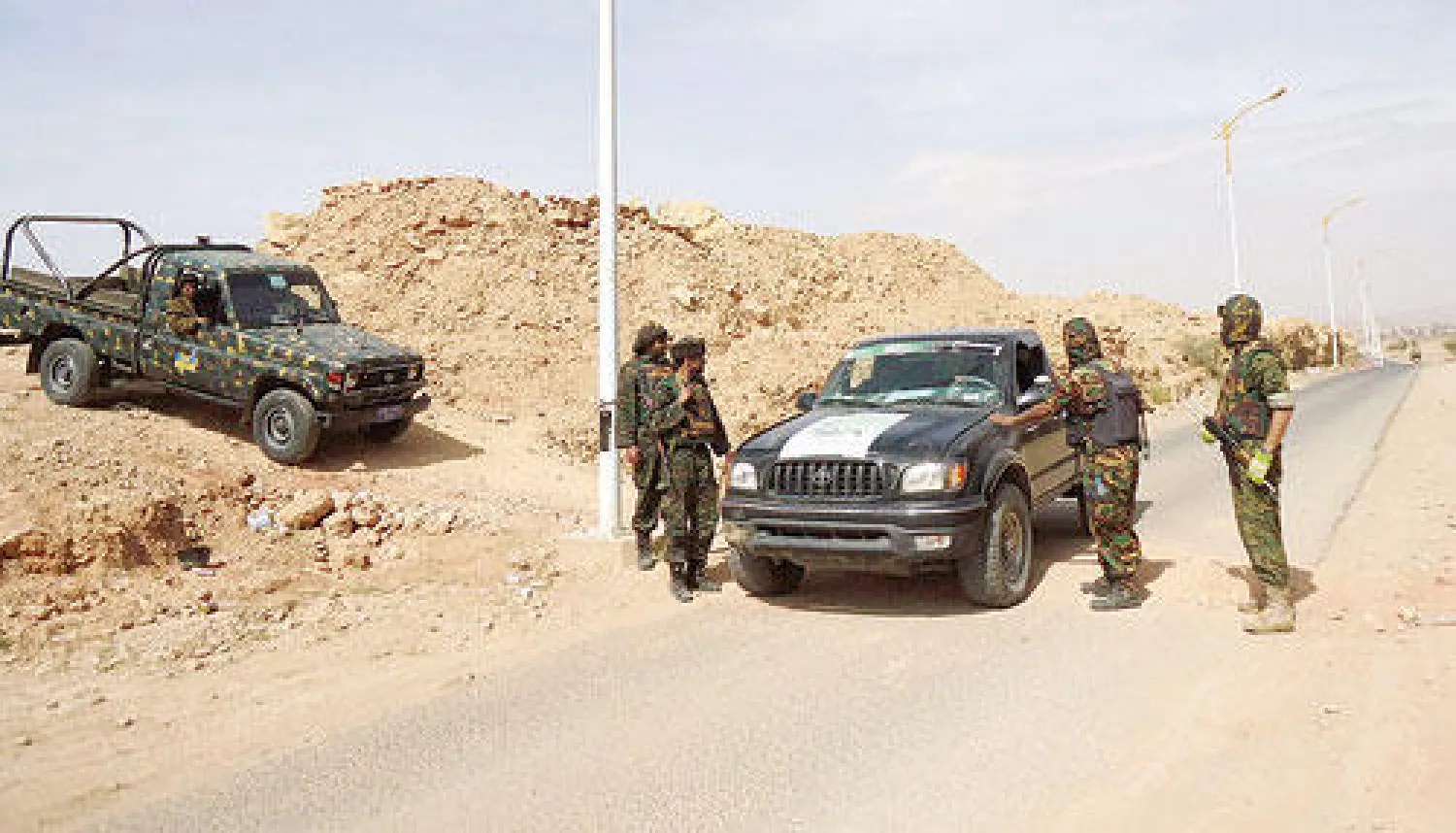 جنود يمنيون يوقفون سيارة لدى إحدى نقاط التفتيش بعد وقف اطلاق النار بين الحوثيين والسلفيين في صعدة أمس (رويترز)