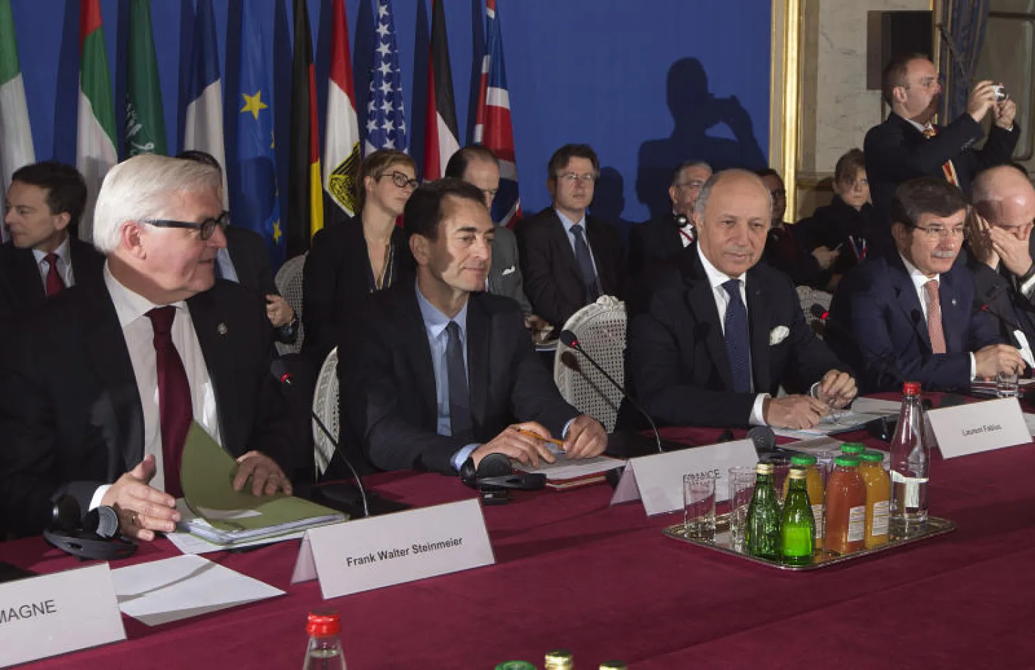 أصدقاء سوريا يبحثون في باريس مشاركة الائتلاف في مؤتمر السلام