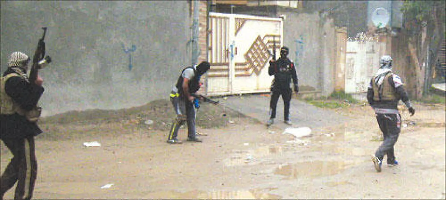 مسلحون ينتشرون في أحد شوارع الفلوجة أول من أمس (أ.ب)