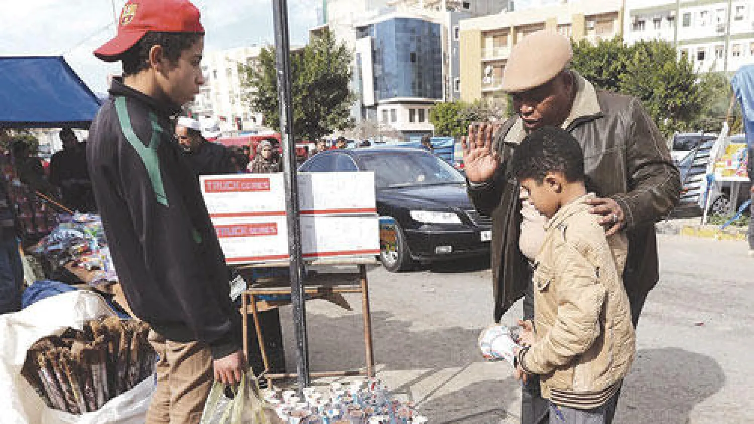 بائع ليبي للفخاريات يعرض بضاعته في أحد طرقات العاصمة الليبية طرابلس (أ. ف. ب)