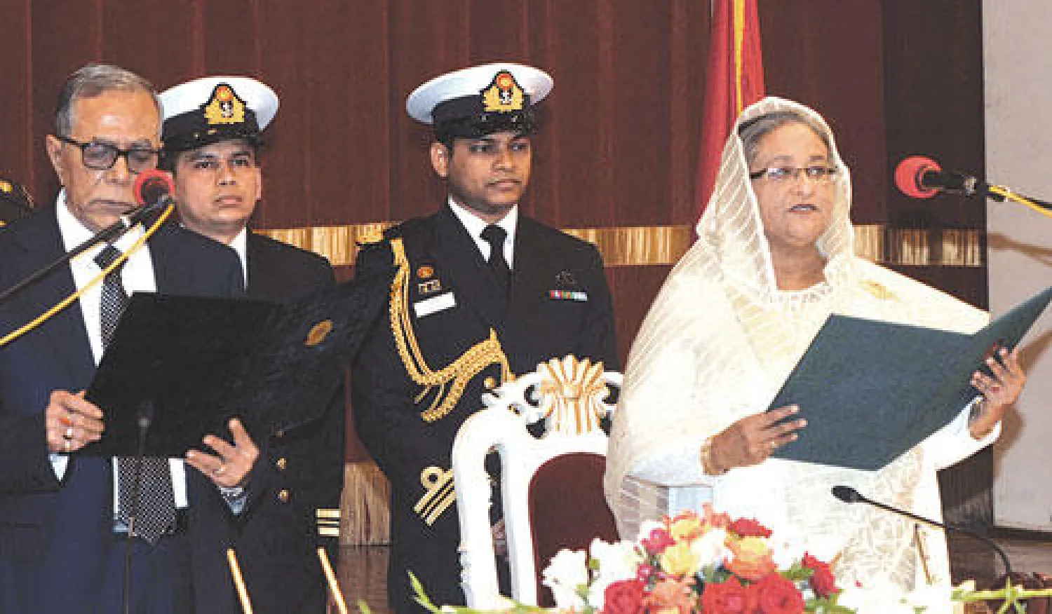 رئيسة الوزراء في بنغلاديش الشيخة حسينة واجد التي انتخبت لولاية جديدة من خمس سنوات أدت اليمين أمام الرئيس البنغالي محمد عبد الحميد (أ.ب)