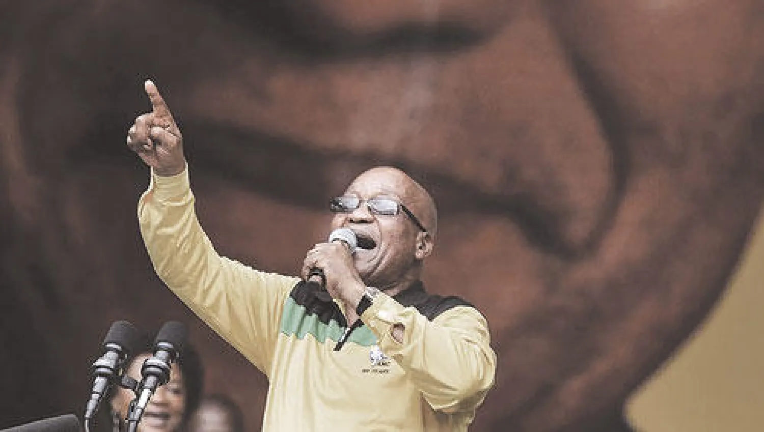 زوما يلقي كلمة في ذكرى تأسيس المؤتمر الوطني الأفريقي في ملعب مبوبيلا أول من أمس (رويترز)