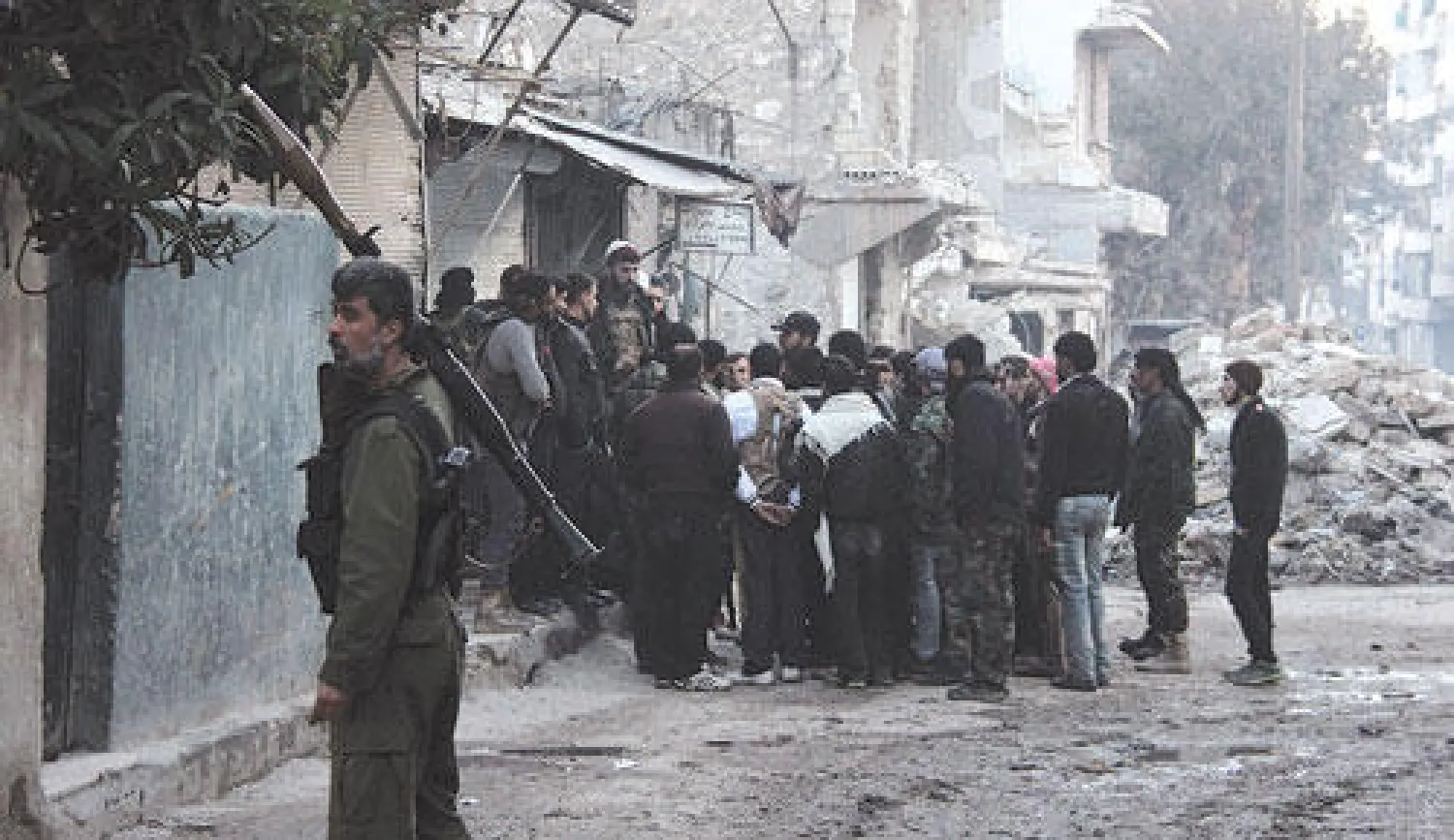 مسلحون من فصائل مقاتلة يستعدون لاقتحام أحد مقرات «داعش» في حي باب النيرب في مدينة حلب الأسبوع الماضي (أ.ف.ب)