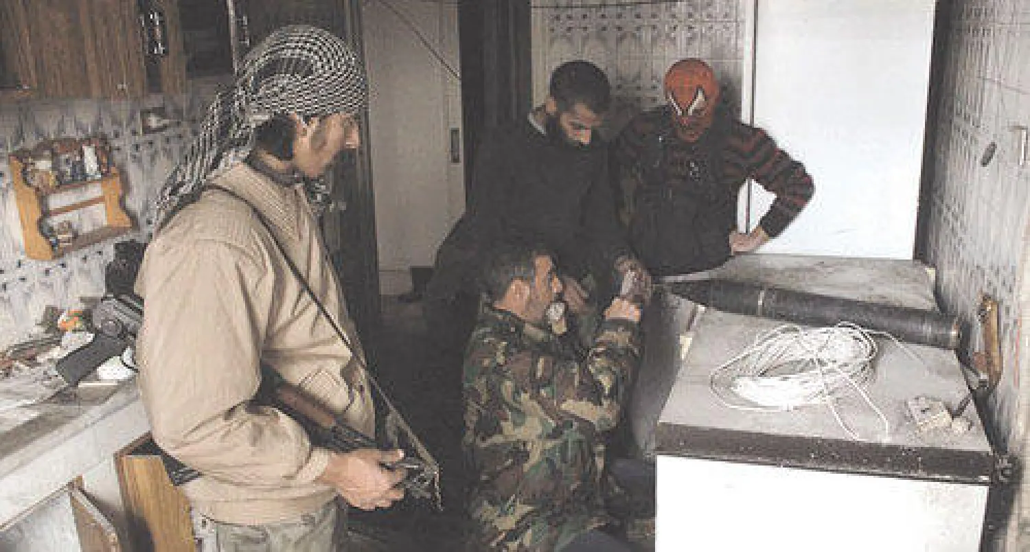 مقاتلون في المعارضة السورية يعدون صاروخا في مطبخ بمنزل مهجور في مدينة حلب أمس (أ.ف.ب)