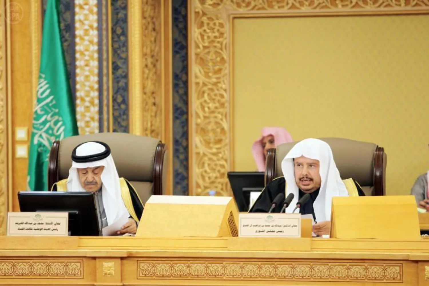 رئيس مجلس الشورى (يمين) وبجواره رئيس هيئة مكافحة الفساد لدى حضوره للرد على تساؤلات أعضاء المجلس (واس)