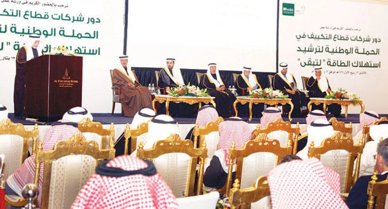 الأمير عبد العزيز بن سلمان مع وزراء التجارة والمياه والبترول والإسكان خلال ورشة العمل أمس (تصوير: إقبال حسين)