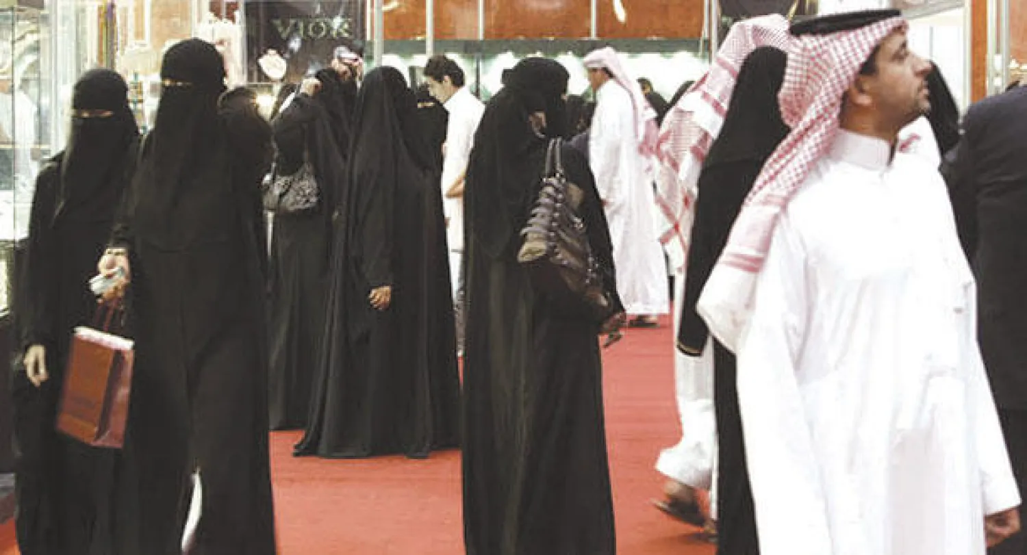 شبان وشابات خلال معرض توظيف في الرياض («الشرق الأوسط»)