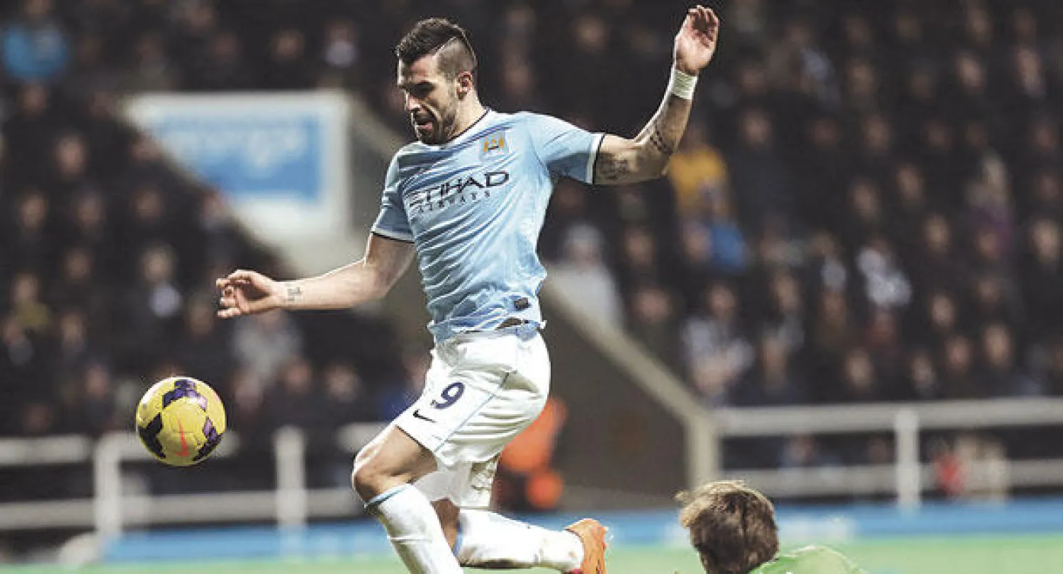 نيغريدو مهاجم سيتي يتخطى كرول حارس نيوكاسل ليسجل هدف فريقه الثاني (أ.ب)