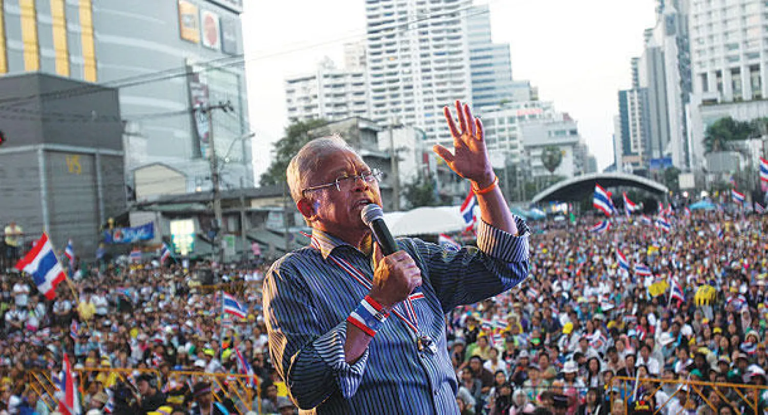القيادي في حركة الاحتجاج سوثيب ثوغسوبان يحث المحتجين على الاستمرار في التظاهرات  مؤكدا أنها ثورة شعبية في وسط العاصمة بانكوك أمس (أ.ب)