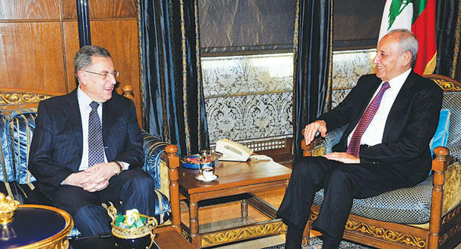 رئيس مجلس النواب اللبناني نبيه بري خلال استقباله فؤاد السنيورة رئيس كتلة المستقبل في بيروت أمس («الشرق الأوسط»)