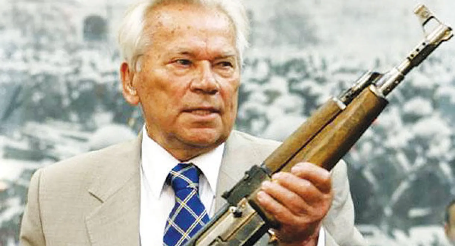 كلاشنيكوف وبندقيته (أ.ب)