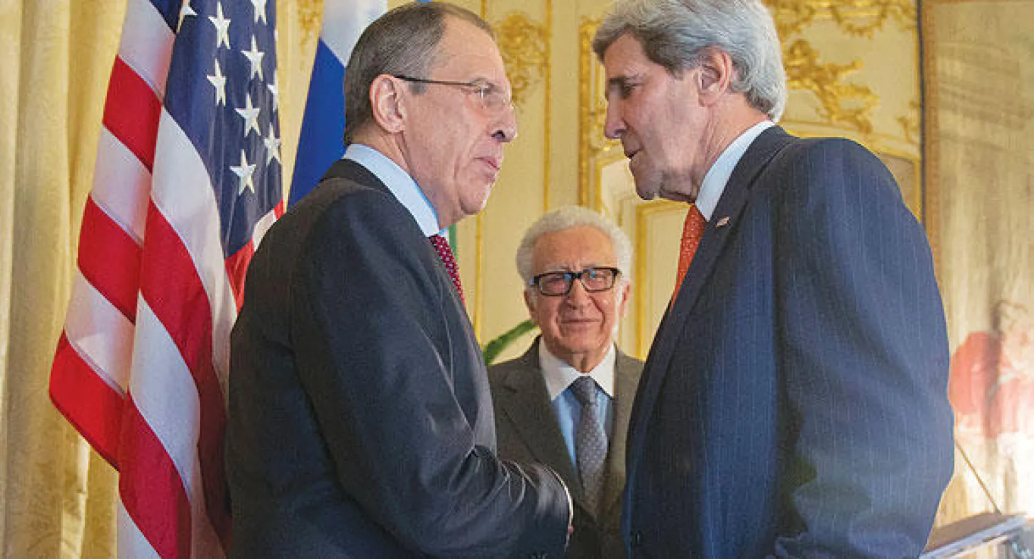 وزير الخارجية الأميركي جون كيري ونظيره الروسي سيرغي لافروف لدى لقائهما  في باريس أمس. ويظهر خلفهما المبعوث الدولي والعربي إلى سوريا الأخضر الإبراهيمي (أ.ب)