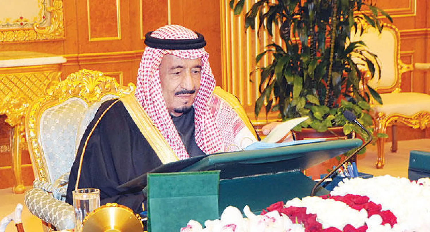 الأمير سلمان بن عبد العزيز لدى ترؤسه جلسة مجلس الوزراء في الرياض أمس (واس)