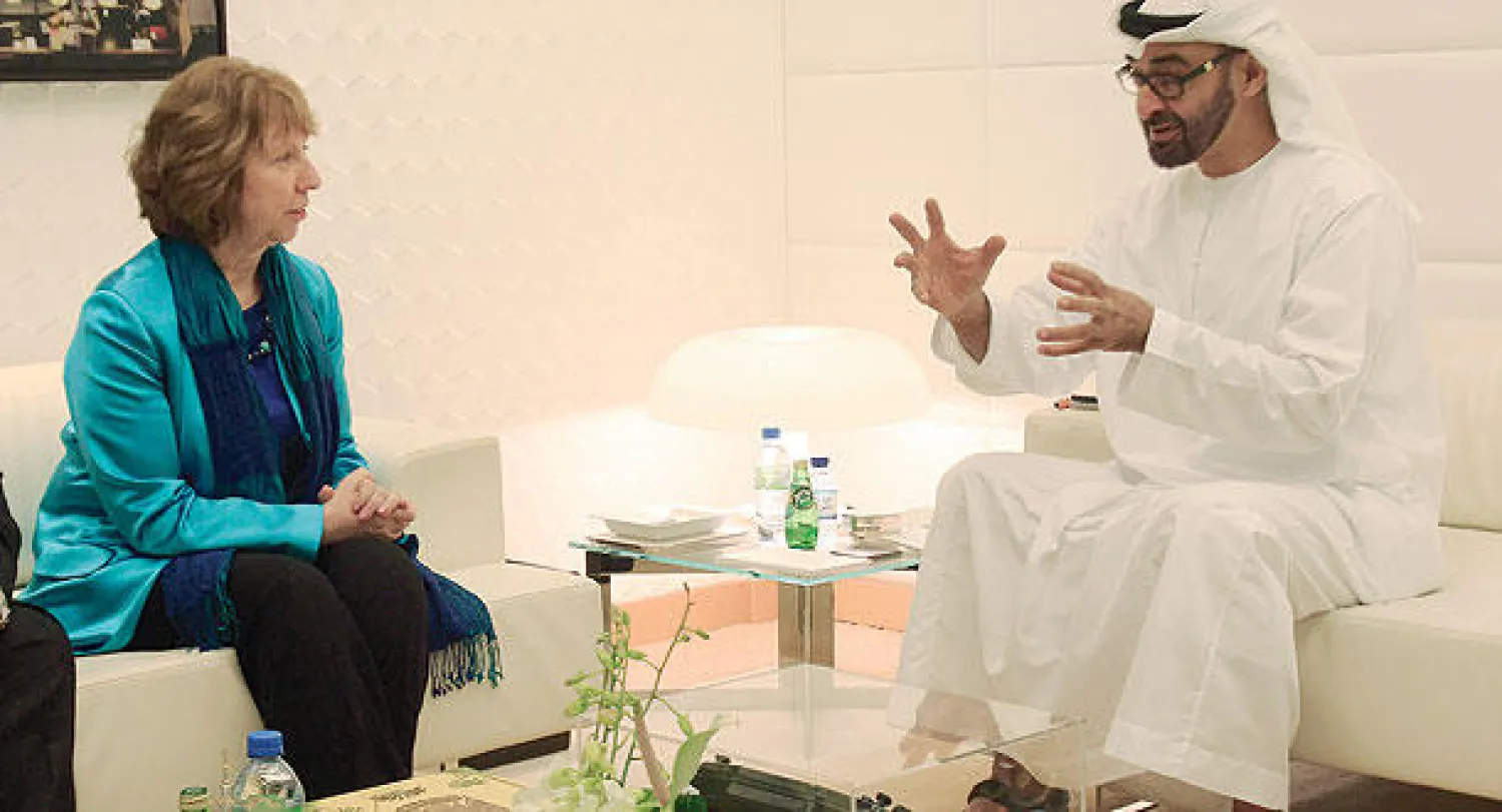 الشيخ محمد بن زايد آل نهيان لدى استقباله كاثرين أشتون في أبو ظبي أمس (أ.ف.ب)