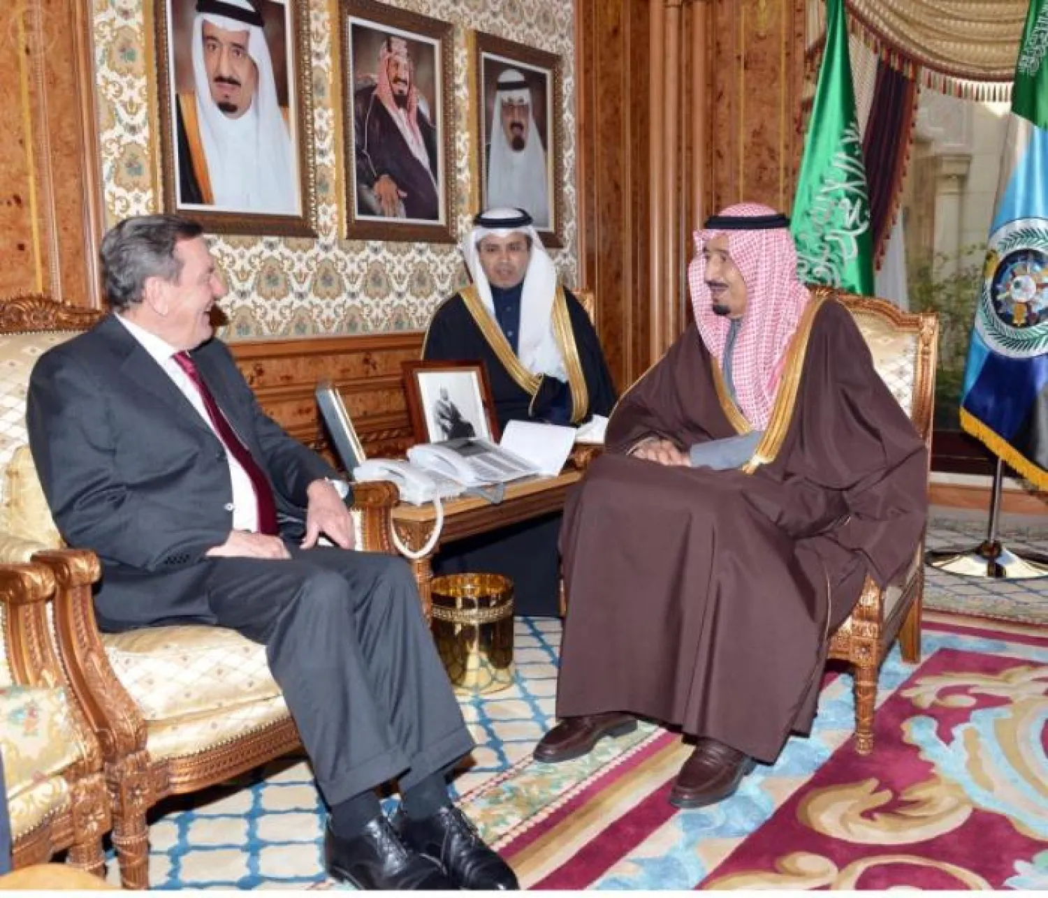 ولي العهد الأمير سلمان بن عبد العزيز لدى استقباله جيرهارد شرودر المستشار الألماني السابق (واس)