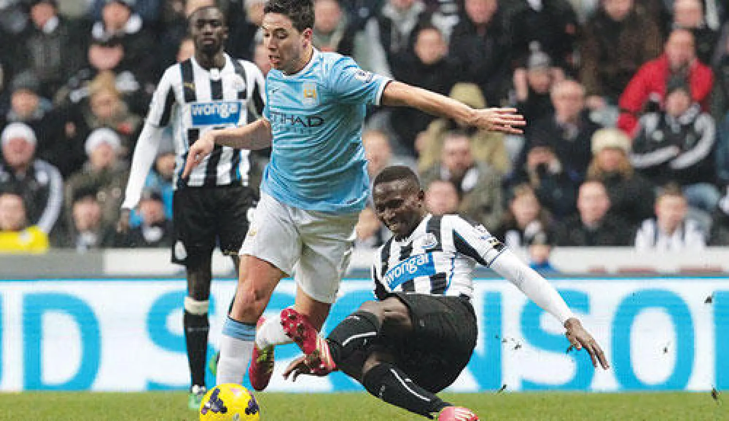 سمير نصري لحظة تعرضه للإعاقة من مابو يانغا لاعب نيوكاسل (إ.ب.أ)